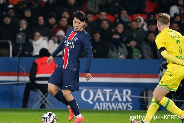 ▲지난달 프랑스 파리의 파르크 데 프랭스에서 열린 파리 생제르맹과 FC 낭트의 리그 1 경기에서 니콜라스 코자를 상대로 공을 컨트롤하는 이강인 (사진= gettyimagesKOREA)