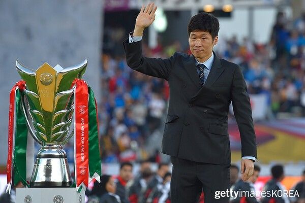 ▲19년 2월 아랍 에미리트 아부다비의 자예드 스포츠 시티 스타디움에서 일본과 카타르 간의 AFC 아시안 컵 결승전 전에 트로피를 수여하는 박지성 (사진= gettyimagesKOREA)