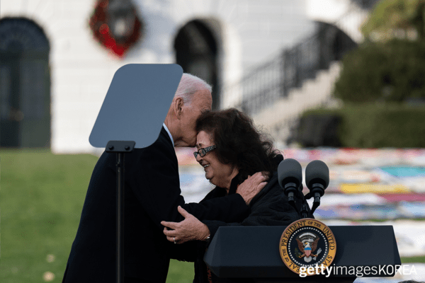 ▲진 화이트-긴더의 이마에 키스하는 조 바이든 대통령 (사진= gettyimagesKOREA)