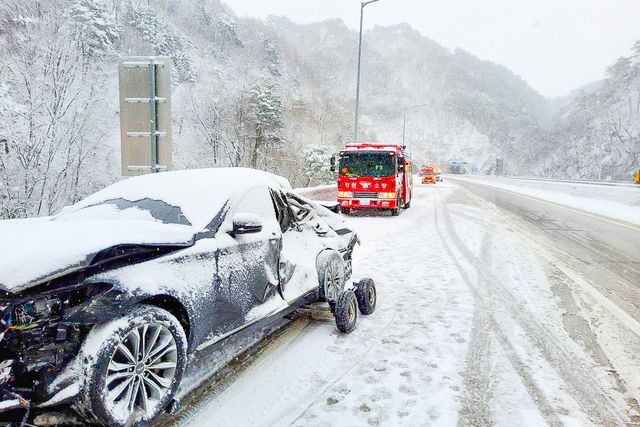 ▲눈길에 미끄러져 사고가 발생한 모습(사진=연합뉴스)