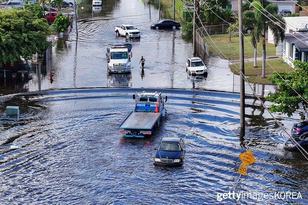 ▲2024년 12월 18일 플로리다주 포트로더데일에서 국지적인 폭우가 내려 침수된 주택가 거리의 차량들 (사진= gettyimagesKOREA)