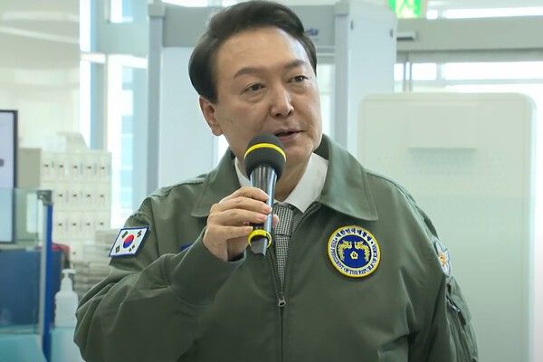 ▲22년 5월 서울 용산구 국방부·합참 청사를 방문해 항공 점퍼를 입고 발언하는 윤 대통령 (사진= 유튜브 채널 윤석열)