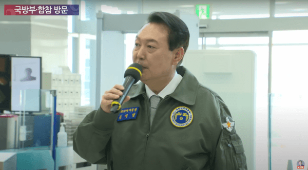 ▲22년 5월 서울 용산구 국방부·합참 청사를 방문해 항공 점퍼를 입고 발언하는 윤 대통령 (사진= 유튜브 채널 윤석열)