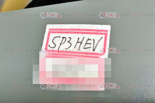 ▲신형 셀토스 하이브리드 테스트카에 붙은 태그(사진=KoreanCarBlog)