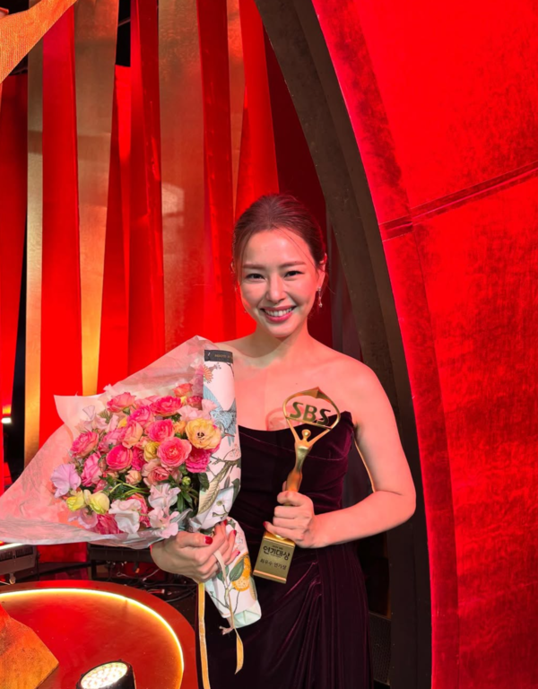 ▲21일 마포구 상암동 SBS프리즘타워에서 '2024 SBS 연기대상' 최우수상을 수상한 이하늬 (사진= 이하늬 SNS)
