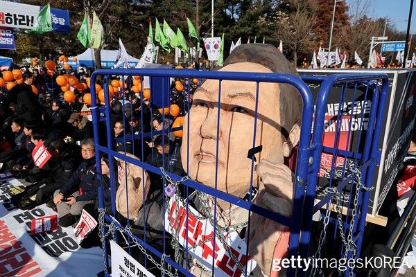 ▲14일 대한민국 서울 국회 앞에서 윤석열 대통령의 탄핵을 촉구하는 시위대 (사진=gettyimagesKOREA)