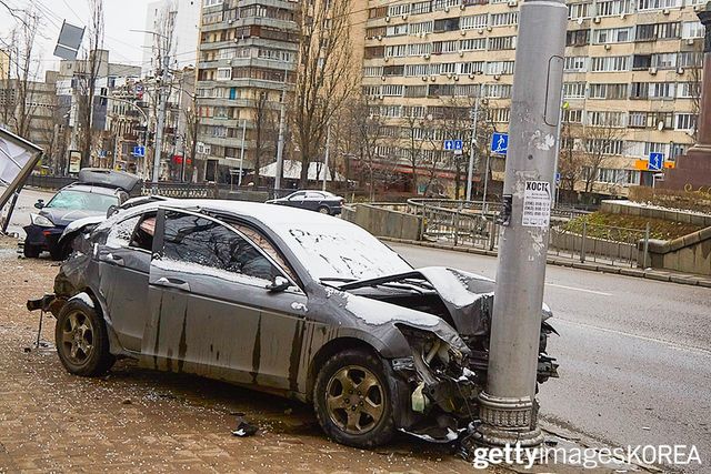 ▲참고사진,전봇대와의 충돌로 멈춰선 차량 모습(사진=게티이미지닷컴)
