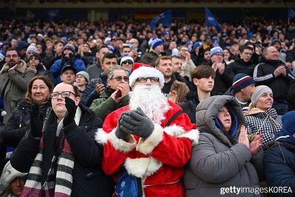 ▲22일 잉글랜드 레스터의 킹 파워 스타디움에서 열리는 레스터 시티 FC와 울버햄튼 원더러스 FC의 프리미어 리그 경기에 앞서 화려한 드레스를 입고 관중석에서 레스터 시티의 팬 (사진=gettyimagesKOREA)