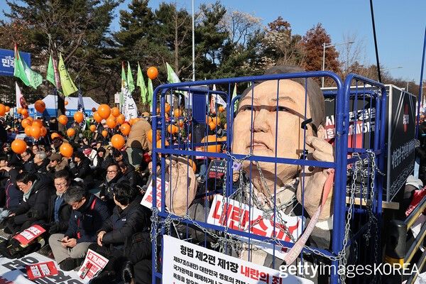 ▲14일 대한민국 서울 국회 앞에서 윤석열 대통령의 탄핵을 촉구하는 시위대 (사진=gettyimagesKOREA)