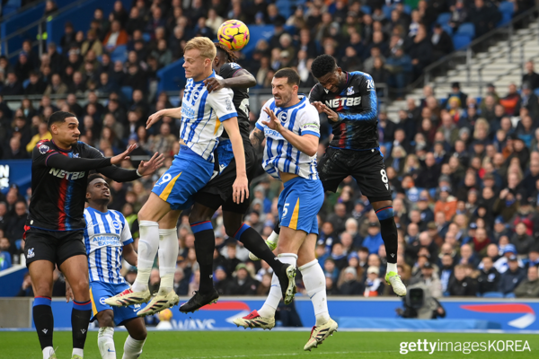 ▲15일 잉글랜드 브라이튼의 아멕스 스타디움에서 열린 브라이튼 앤 호브 알비온 FC와 크리스탈 팰리스 FC의 프리미어 리그 경기에서 공을 향해 점프하는&nbsp;크리스탈 팰리스의 트레보 찰로바와 제퍼슨 레르마, 브라이튼 앤 호브 알비온의 얀 폴 반 헤케와 루이스 덩크 (사진=gettyimagesKOREA)