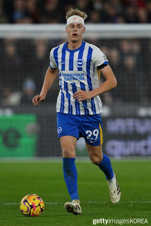 ▲21일 영국 런던의 런던 스타디움에서 열린 웨스트햄 유나이티드 FC와 브라이튼 앤 호브 알비온 FC의 프리미어리그 경기 중 부상을 당한 얀 폴 반 헤케 (사진=gettyimagesKOREA)