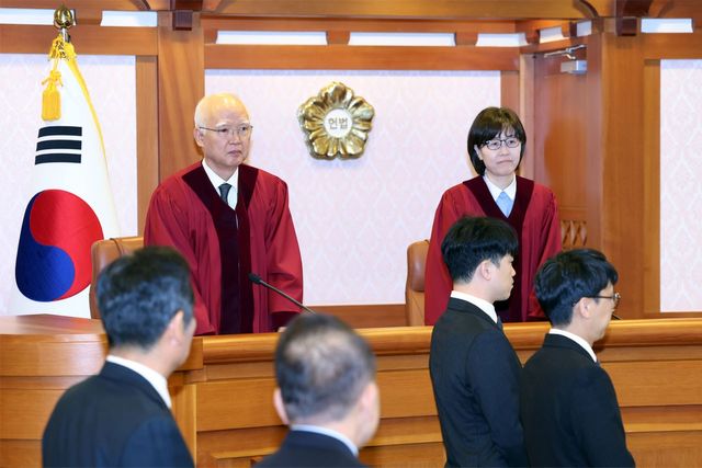 ▲(서울=연합뉴스) 류영석 기자 = 정형식(왼쪽), 이미선 헌법재판관이 27일 서울 종로구 헌법재판소 소심판정에서 열린 윤석열 대통령 탄핵 심판 첫 변론준비기일에 참석하고 있다. 2024.12.27 [공동취재]