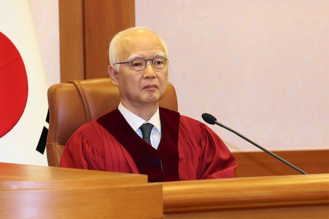 ▲(서울=연합뉴스) 류영석 기자 = 윤석열 대통령의 탄핵심판 사건 첫 번째 변론준비기일인 27일 정형식 헌법재판관이 서울 종로구 헌법재판소 소심판정에 참석하고 있다. 2024.12.27 [공동취재]