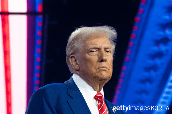 ▲22일 애리조나주 피닉스의 피닉스 컨벤션 센터에서 열린 Turning Point USA의 AmericaFest에서 연설하는 도널드 트럼프 대통령 당선인 (사진: gettyimagesKOREA)