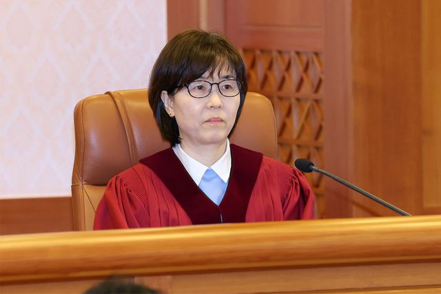 ▲(서울=연합뉴스) 류영석 기자 = 윤석열 대통령의 탄핵심판 사건 첫 번째 변론준비기일인 27일 이미선 헌법재판관이 서울 종로구 헌법재판소 소심판정에 참석하고 있다. 2024.12.27 [공동취재]