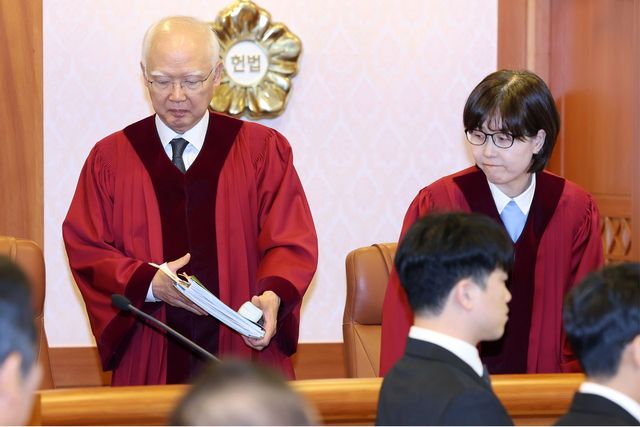 ▲(서울=연합뉴스) 류영석 기자 = 정형식(왼쪽), 이미선 헌법재판관이 27일 서울 종로구 헌법재판소 소심판정에서 열린 윤석열 대통령 탄핵 심판 첫 변론준비기일에 참석하고 있다. 2024.12.27 [공동취재]