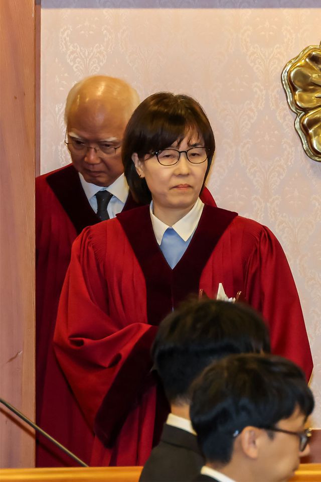 ▲(서울=연합뉴스) 류영석 기자 = 정형식(뒤), 이미선 헌법재판관이 27일 서울 종로구 헌법재판소 소심판정에서 열린 윤석열 대통령 탄핵 심판 첫 변론준비기일에 참석하고 있다. 2024.12.27 [공동취재]