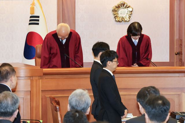 ▲(서울=연합뉴스) 류영석 기자 = 정형식(왼쪽), 이미선 헌법재판관이 27일 서울 종로구 헌법재판소 소심판정에서 열린 윤석열 대통령 탄핵 심판 첫 변론준비기일에 참석, 인사하고 있다. 2024.12.27 [공동취재]