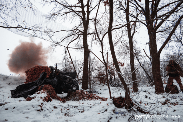 &nbsp;▲&nbsp;6일 우크라이나 하르키우에서 곡사포 M101A1로 전투 작업 중인 제13 하르티아 여단의 병사 (사진=gettyimagesKOREA)