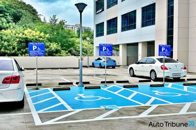 ▲참고사진, 장애인 주차 구역(사진=김동민 기자)
