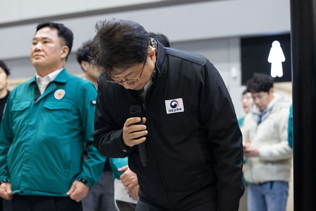 ▲(무안=연합뉴스) 박상우 국토교통부 장관이 29일 전남 무안군 무안국제공항에 모인 제주항공 여객기 폭발사고 탑승객 가족들 앞에서 브리핑을 하며 인사하고 있다. 2024.12.29 [국토교통부 제공. 재판매 및 DB 금지]