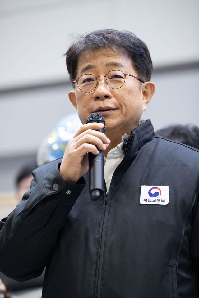 ▲(무안=연합뉴스) 박상우 국토교통부 장관이 29일 전남 무안군 무안국제공항에 모인 제주항공 여객기 폭발사고 탑승객 가족들 앞에서 브리핑을 하고 있다. 2024.12.29 [국토교통부 제공. 재판매 및 DB 금지]