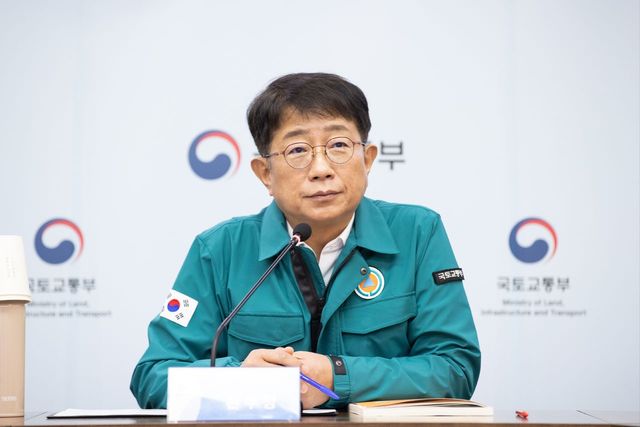 ▲(서울=연합뉴스) 박상우 국토교통부 장관이 29일 정부세종청사 국토교통부에서 무안 제주항공 사고 중앙수습대책본부 회의를 하고 있다. 2024.12.29 [국토교통부 제공. 재판매 및 DB 금지]