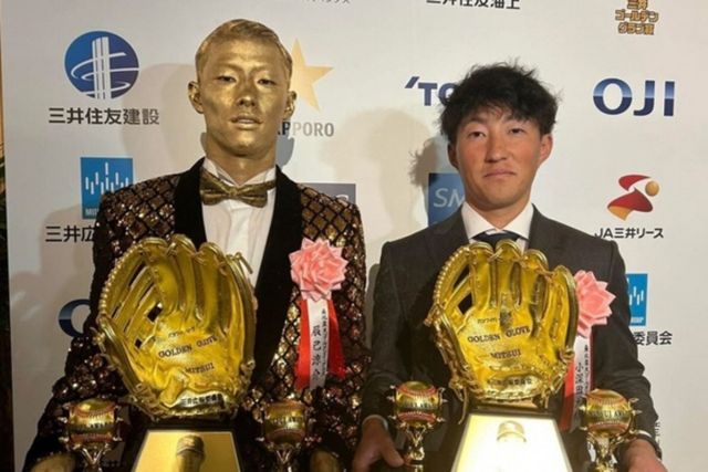 ▲&nbsp;일본프로야구 ‘제53회 미쓰이 골든글러브상’ 수상자 다쓰미 료스케(왼쪽) (사진=라쿠텐 골든이글스 인스타그램 캡처)