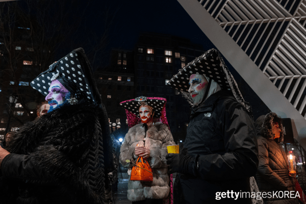 ▲세계 에이즈의 날 행사에 참여한 활동가 '영원한 면죄부 수녀회' (사진= gettyimagesKOREA)