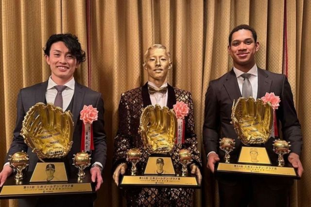 ▲&nbsp;▲&nbsp;일본프로야구 ‘제53회 미쓰이 골든글러브상’ 수상자 다쓰미 료스케(가운데) (사진=라쿠텐 골든이글스 인스타그램 캡처)