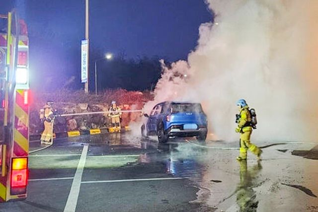 ▲불이 난 기아 EV9을 진압하는 모습(사진=경기도북부소방재난본부)