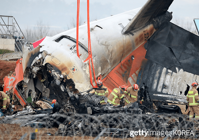 ▲29일 전남 무안국제공항에서 발생한 여객기 참사 현장에서 수색 중인 소방관 (사진=gettyimagesKOREA)