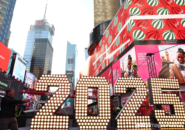 ▲18일 뉴욕시 타임스퀘어에 전시된 2025년 새해 전야 숫자 앞에서 사진을 찍는 시민들 (사진=gettyimagesKOREA)