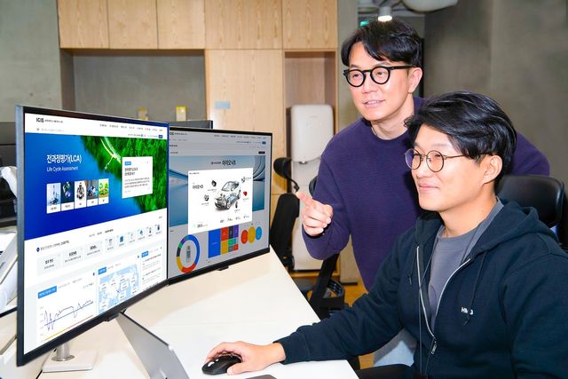 ▲글로벌 통합 탄소 배출 정보 시스템을 확인하는 모습(사진=현대차)