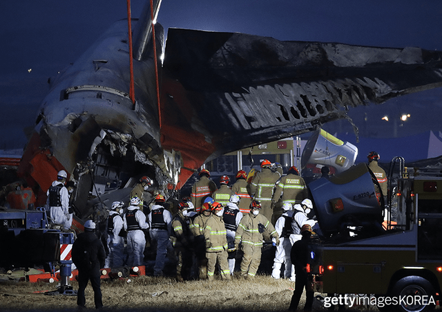 ▲29일 전남 무안국제공항에서 발생한 여객기 참사 현장에서 수색 중인 소방관 (사진=gettyimagesKOREA)