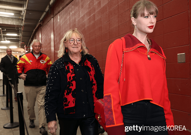 ▲지난달 29일 미주리주 캔자스시티의 애로우헤드 스타디움 GEHA 필드에서 열린 라스베이거스 레이더스와 캔자스시티 치프스 간의 경기장에 들어가는 테일러 스위프트 (사진=gettyimagesKOREA)