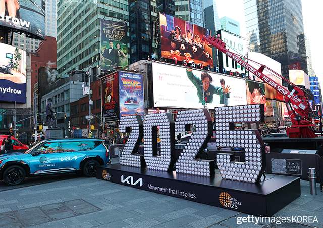 ▲18일 뉴욕시 타임스퀘어에 전시된 2025년 새해 전야 숫자 앞에서 사진을 찍는 시민들 (사진=gettyimagesKOREA)
