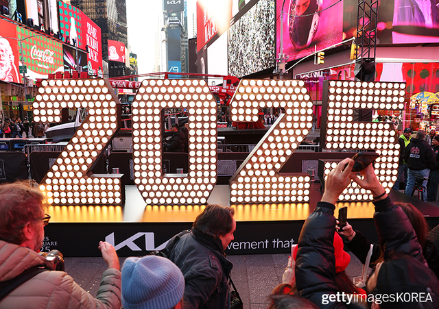 ▲18일 뉴욕시 타임스퀘어에 전시된 2025년 새해 전야 숫자 앞에서 사진을 찍는 시민들 (사진=gettyimagesKOREA)