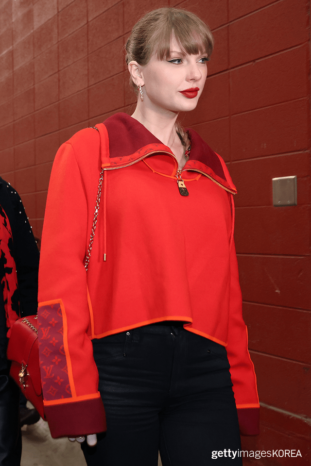 ▲지난달 29일 미주리주 캔자스시티의 애로우헤드 스타디움 GEHA 필드에서 열린 라스베이거스 레이더스와 캔자스시티 치프스 간의 경기장에 들어가는 테일러 스위프트 (사진=gettyimagesKOREA)