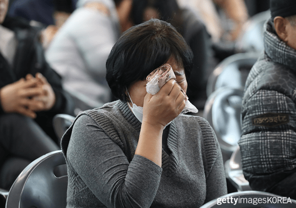 &nbsp;▲30일 대한민국 무안군 무안 국제공항에 탑승한 승객의 유가족 (사진= gettyimagesKOREA)