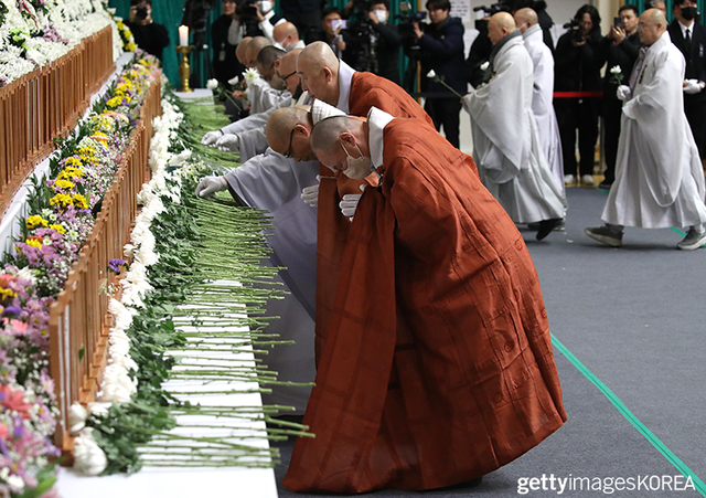 ▲30일 전남 무안국제공항에서 발생한 여객기 참사 희생자를 추모하는 사람들 (사진=gettyimagesKOREA)