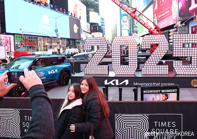 ▲18일 뉴욕시 타임스퀘어에 전시된 2025년 새해 전야 숫자 앞에서 사진을 찍는 시민들 (사진=gettyimagesKOREA)