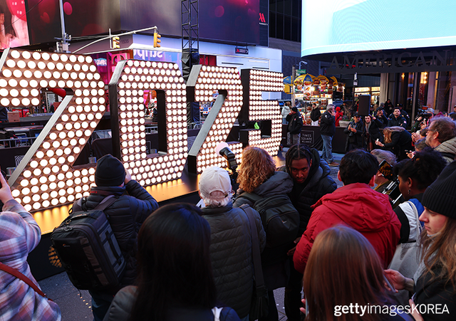 ▲18일 뉴욕시 타임스퀘어에 전시된 2025년 새해 전야 숫자 앞에서 사진을 찍는 시민들 (사진=gettyimagesKOREA)