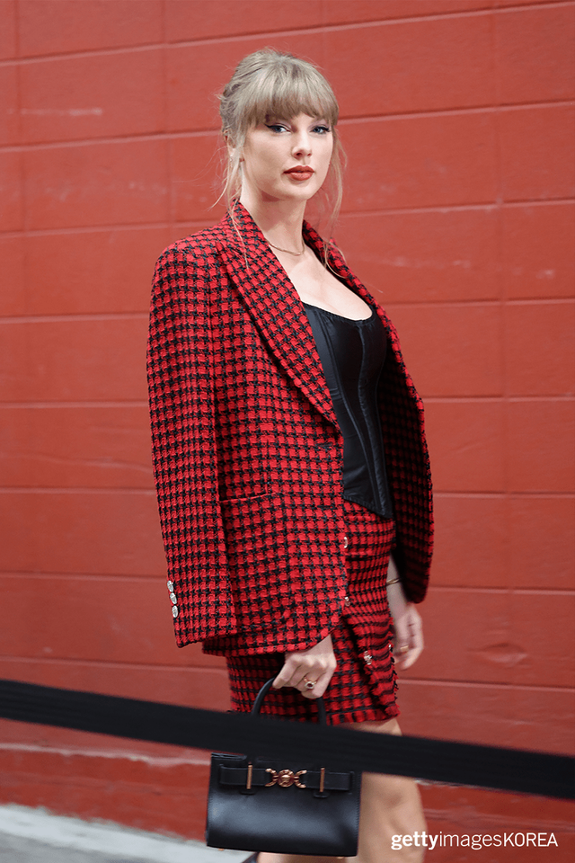 ▲지난달 10일 미주리주 캔자스시티의 애로우헤드 스타디움 GEHA 필드에서 열린 캔자스시티 치프스와 덴버 브롱코스의 경기장에 들어가는 테일러 스위프트 (사진=gettyimagesKOREA)