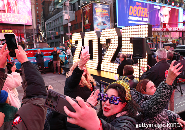 ▲18일 뉴욕시 타임스퀘어에 전시된 2025년 새해 전야 숫자 앞에서 사진을 찍는 시민들 (사진=gettyimagesKOREA)