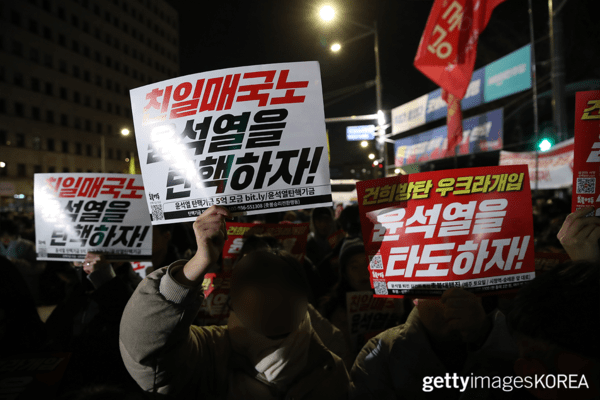 ▲국회 앞에 모여 시위하는 시민들