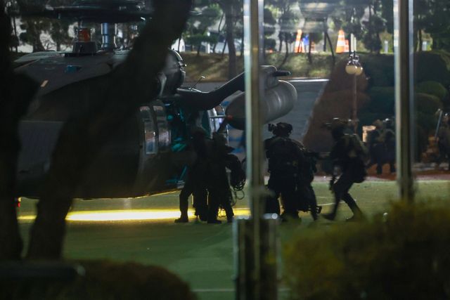 ▲ 4일 새벽, 헬기를 타고 국회 내부에 도착한 계엄군. (사진=연합뉴스)