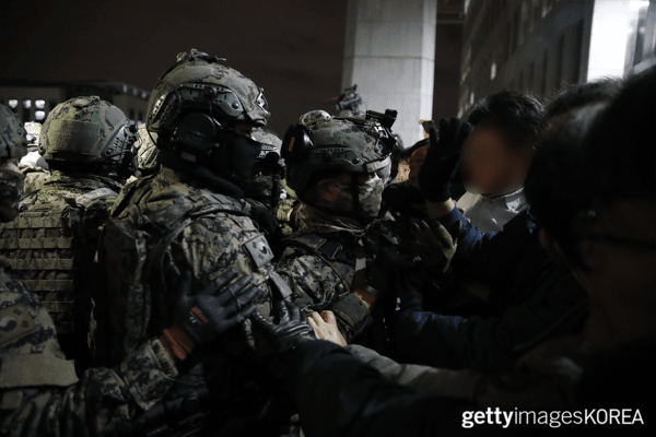 ▲전신을 무장한 뒤 국회에 무력으로 진입한 계엄군 (사진= gettyimagesKOREA)