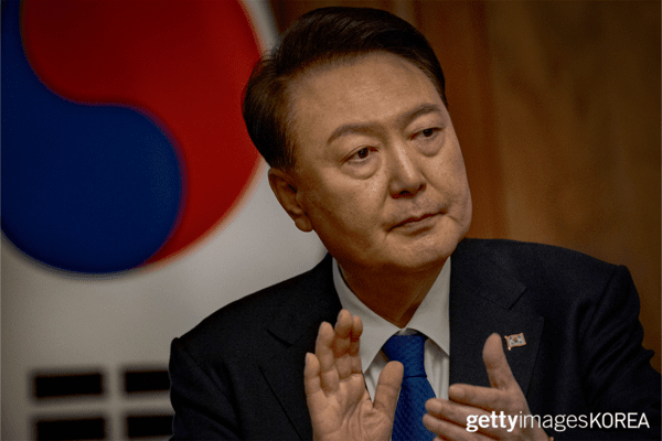 ▲필리핀 대통령과 회담하는 동안 박수 치는 윤석열 대통령 (사진= gettyimagesKOREA)