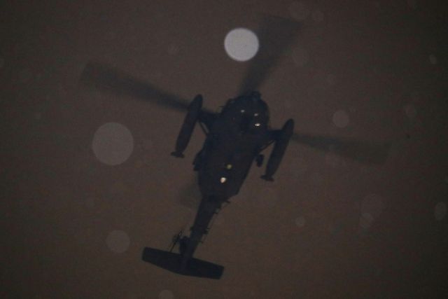 ▲ 3일 밤, 서울 여의도 상공에 뜬 군 헬기. (사진=뉴스1)